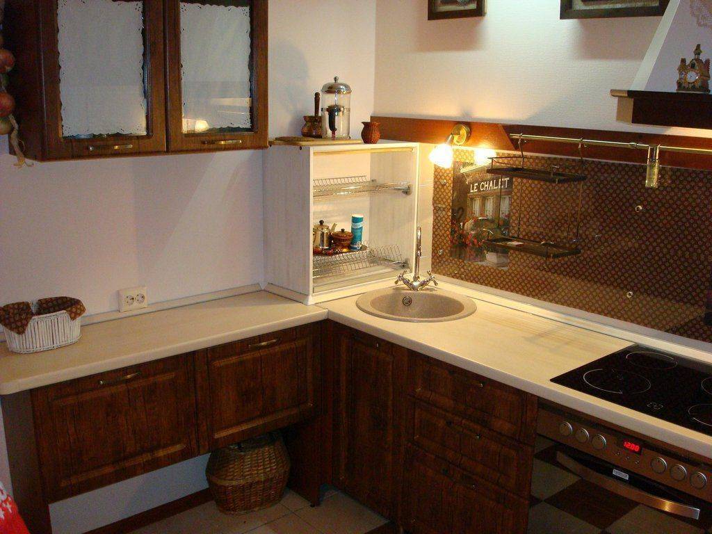 Кухня Артиматика угловая с белой столешницей и коричневым фасадом