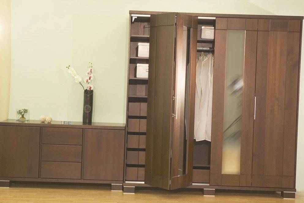 Прихожая Мадина 1 шкаф 4 складывающие двери с зеркалом внутри полки и вешалка 1 комод коричневое дерево