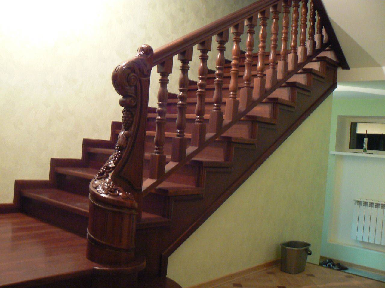 Лестница Дионис под старину из дерева классического стиля коричневого цвета 