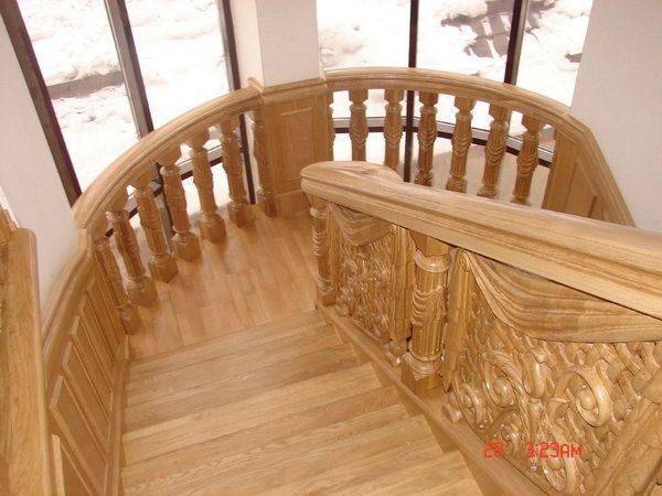 Лестница Медичи из дерева классического стиля с фигурными изгибами