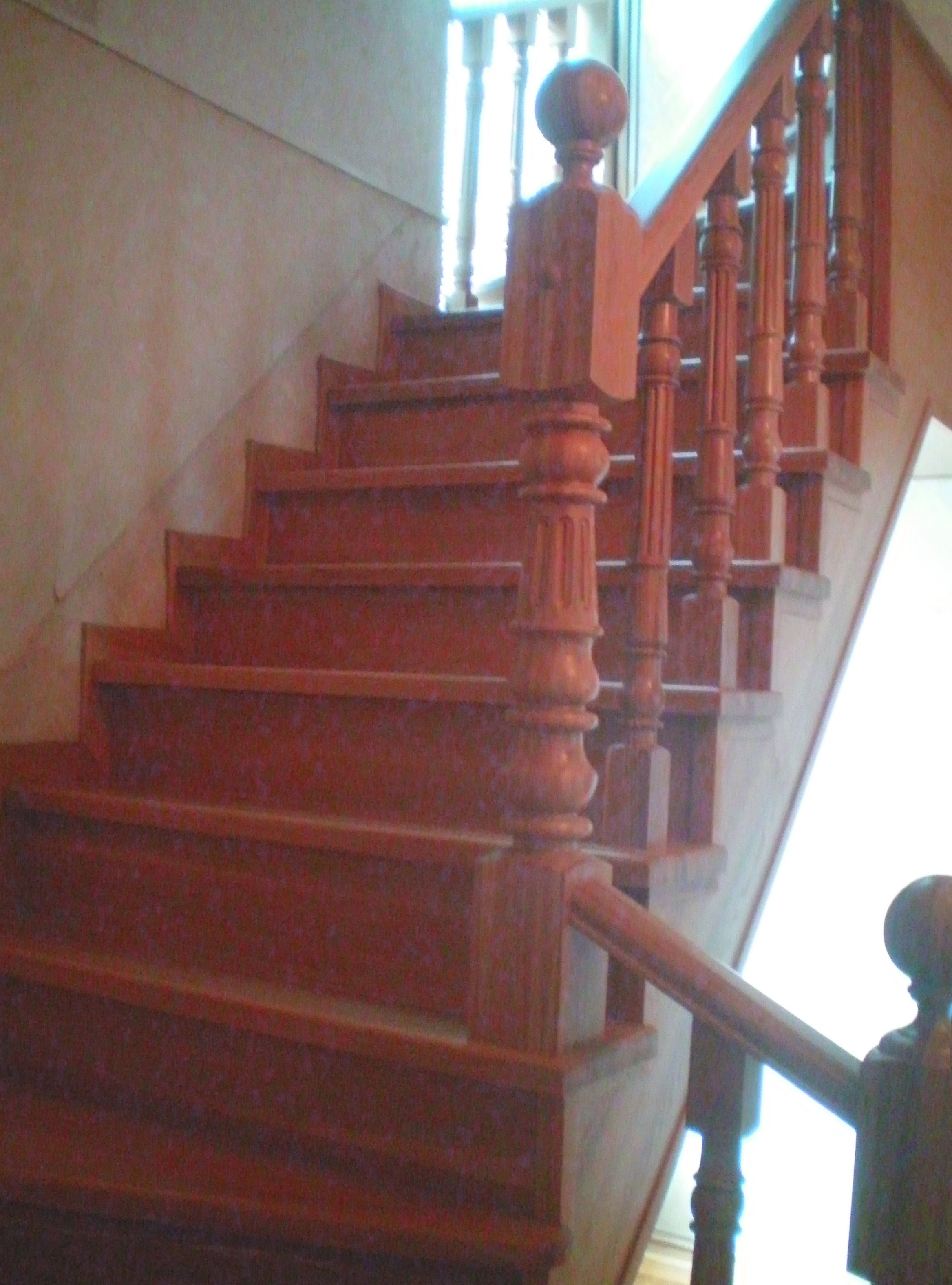 Лестница Прованс из дерева классического стиля под старину 