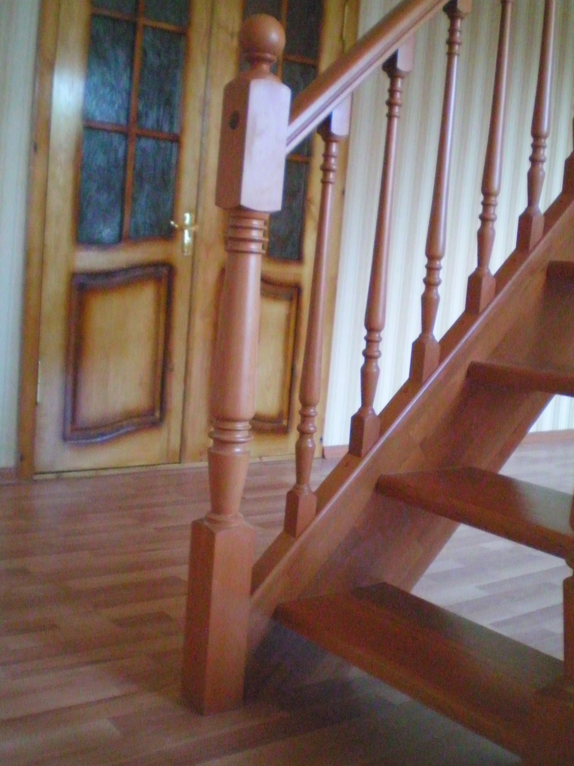 Лестница Ришелье классического стиля коричневого цвета