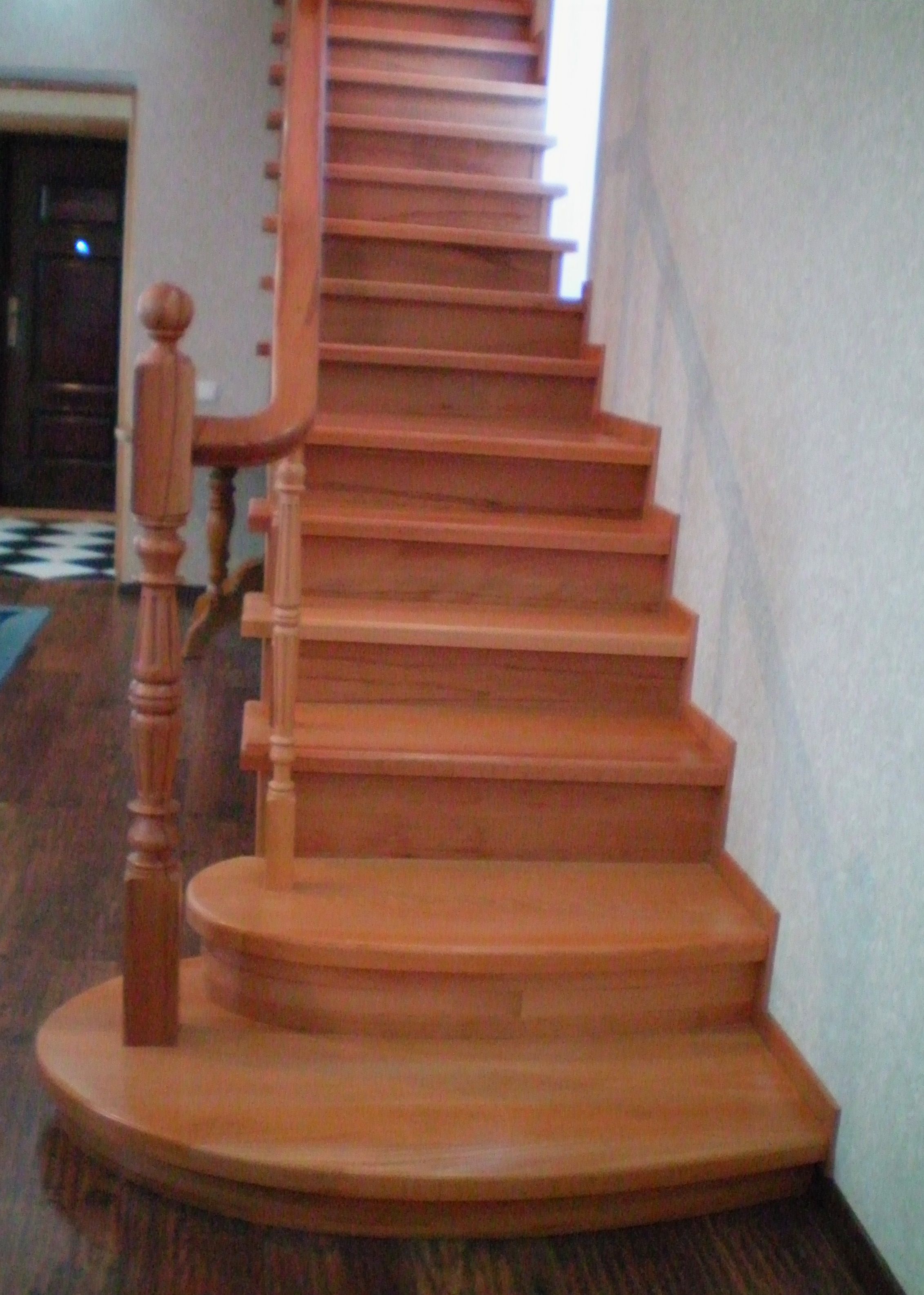 Лестница Сюзанна под старину коричневого цвета с округленными нижними ступенями 