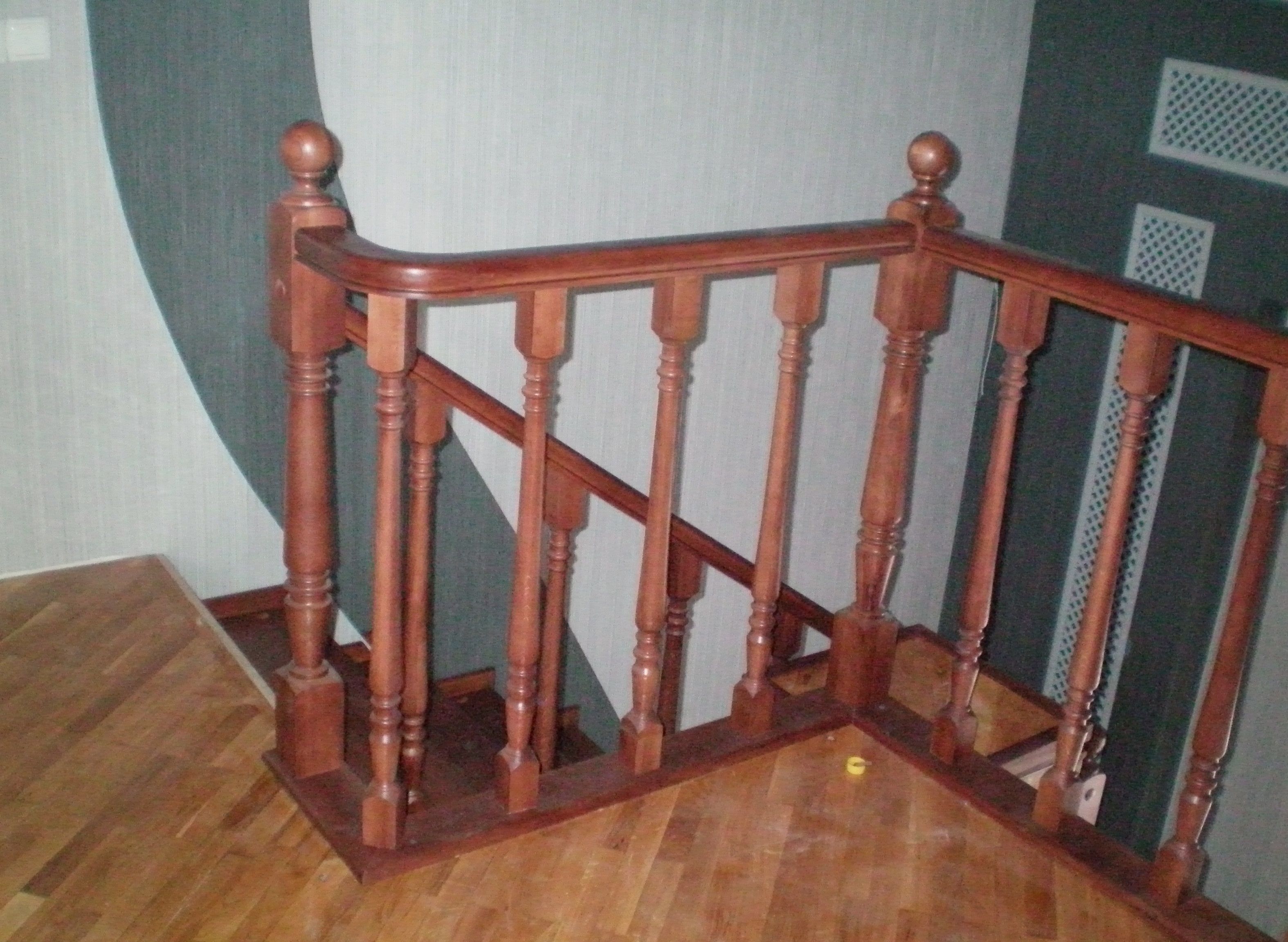 Лестница Викторианская из дерева коричневого цвета 