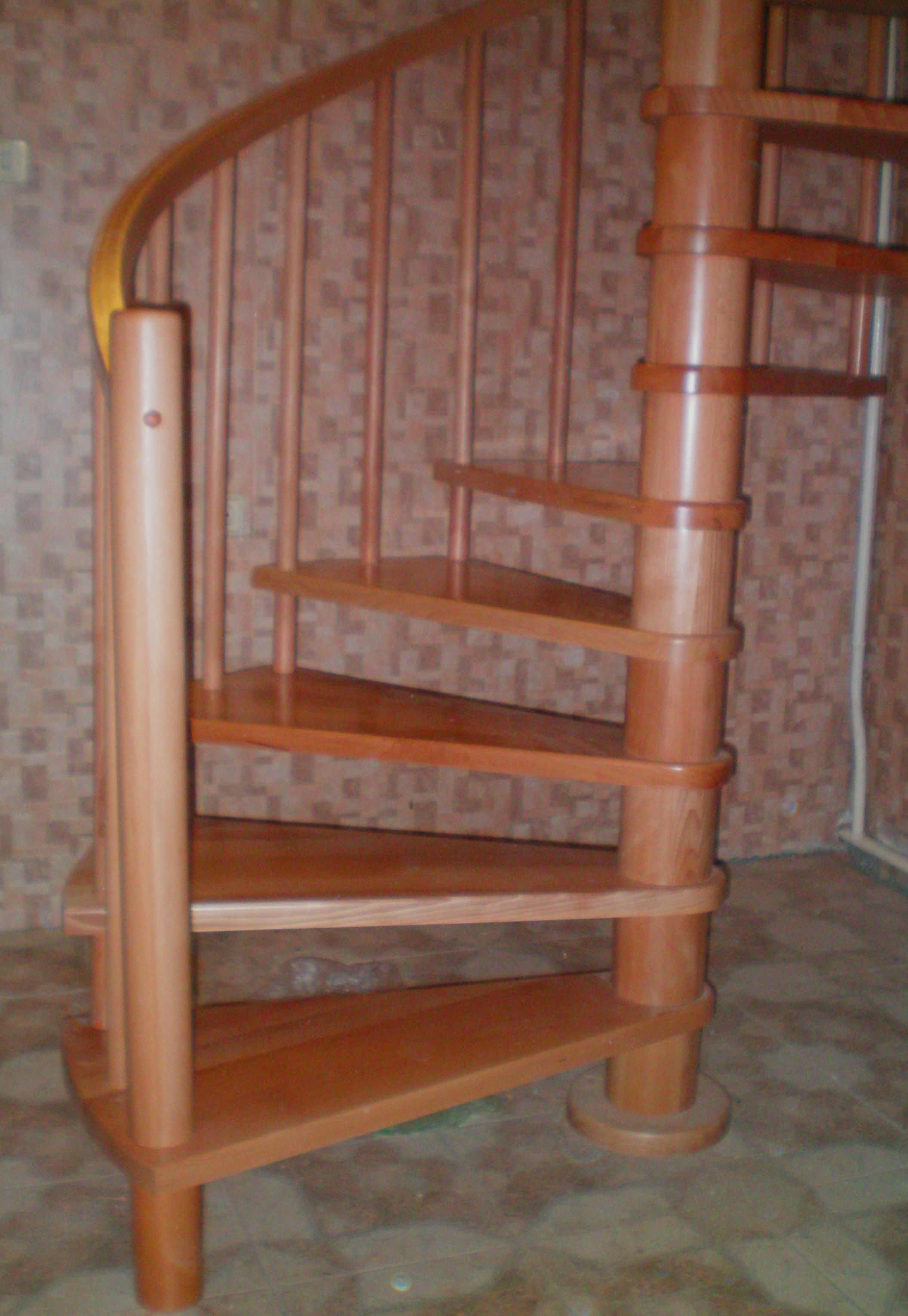 Лестница Винтовая классического стиля из дерева под старину винтовая