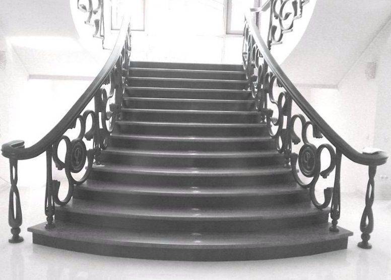 Лестница Барокко под старину черного цвета с фигурными поручнями 