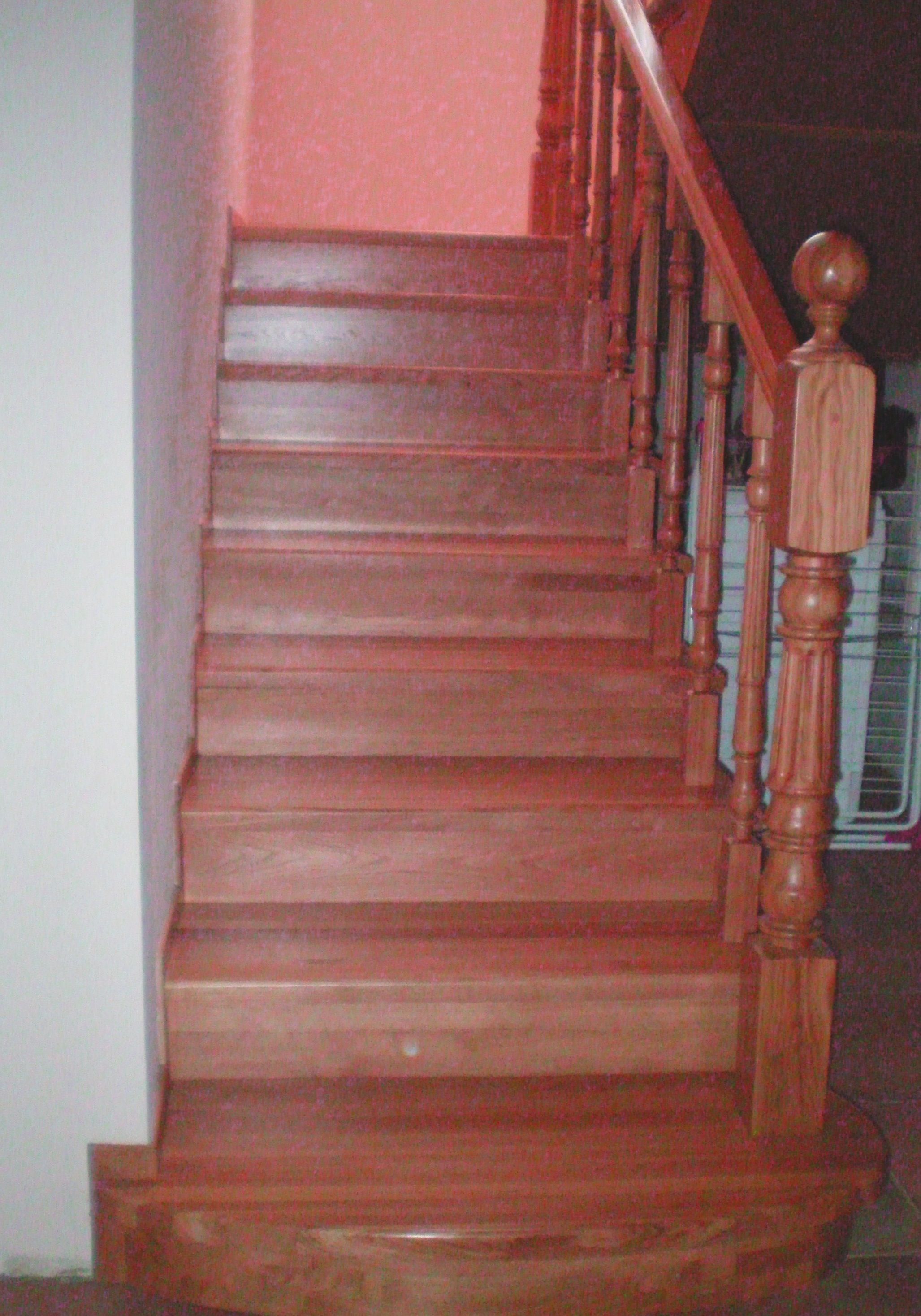Лестница Вена из дерева под старину коричневого цвета