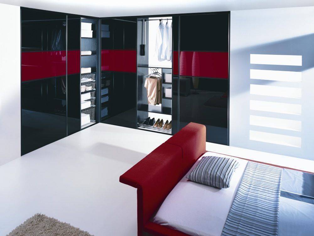 Шкаф Альбано угловой крашеное стекло черный с красными вставками 5 дверей внутри полки подставка под обувь ящики вешалка