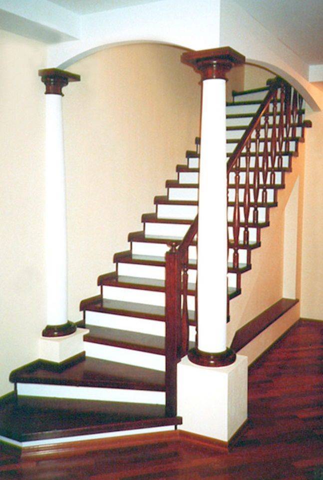 Лестница Ванесса под старину белого цвета с поручнями коричневого цвета 