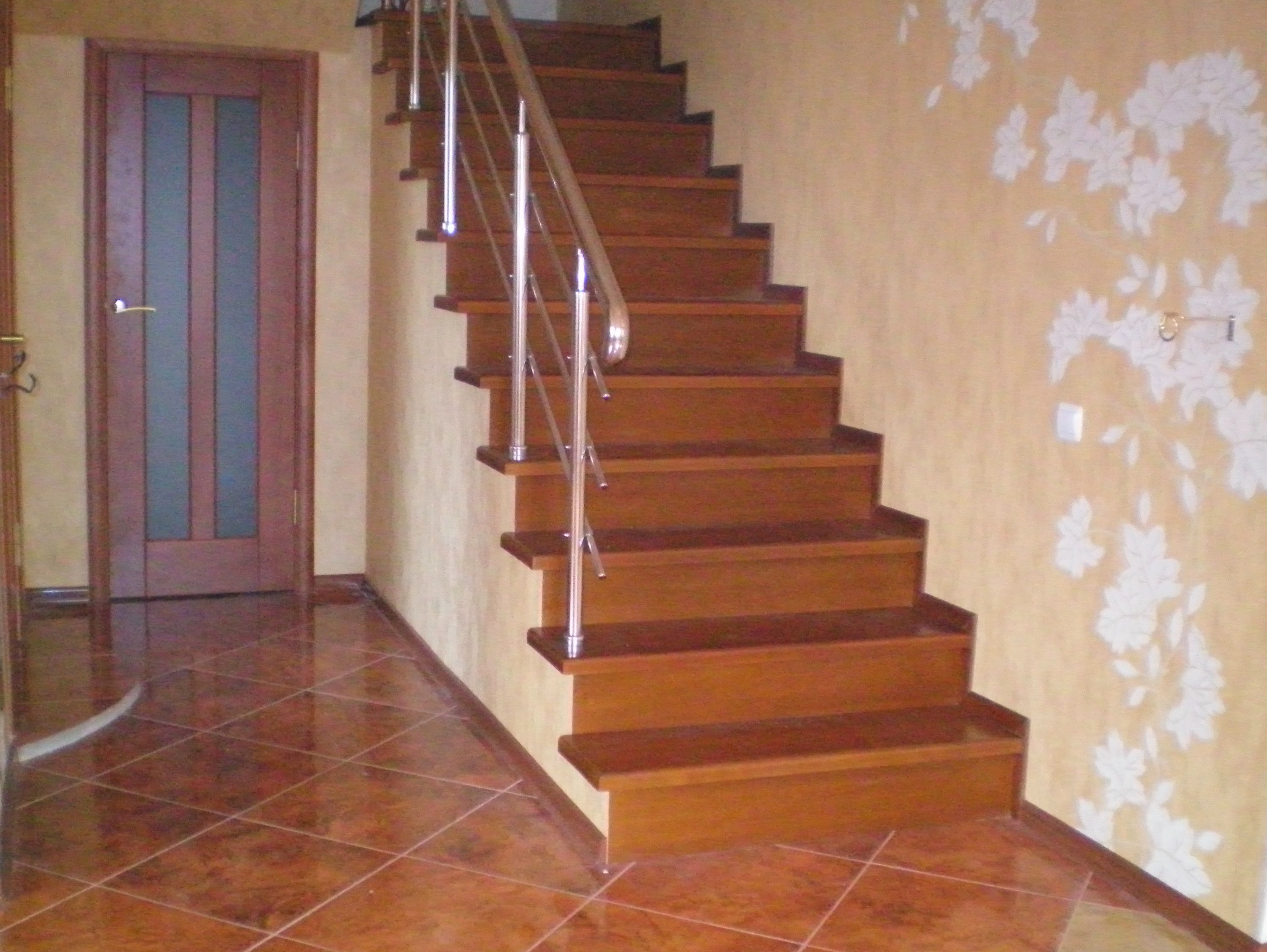 Лестница Жизель в простом стиле под старину коричневого цвета 