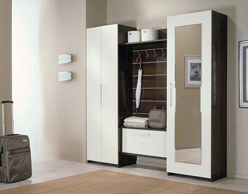 Прихожая Диего в стиле модерн черно-белого цвета с большим зеркалом на дверце шкафа 