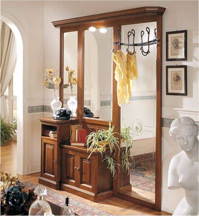 Прихожая Дирэн в классическом стиле коричневого цвета с тремя большими зеркалами 