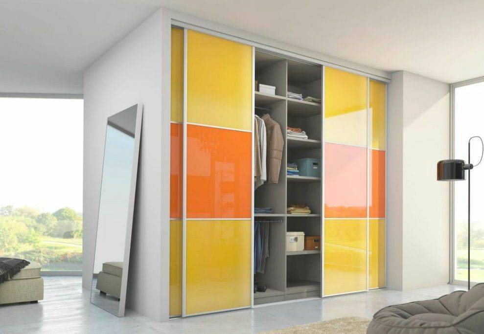 Шкаф Анэля встроенный 4 двери крашеное стекло желтые и оранжевые вставки с полками и вешалкой серый цвет