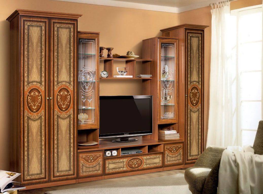 Шкаф Исеть стенка под телевизор со стеклом полками ящиками и дверями дерево с узором цвета "орех"