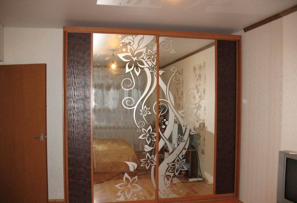 Шкаф Леванто с зеркалом и узорами 2 двери дерево цвета "орех"