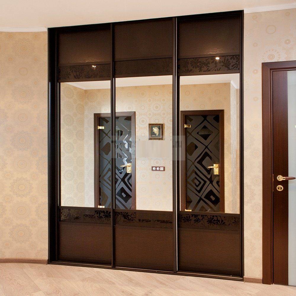 Шкаф Модо с зеркалом и узорами 3 двери темно-коричневый цвет