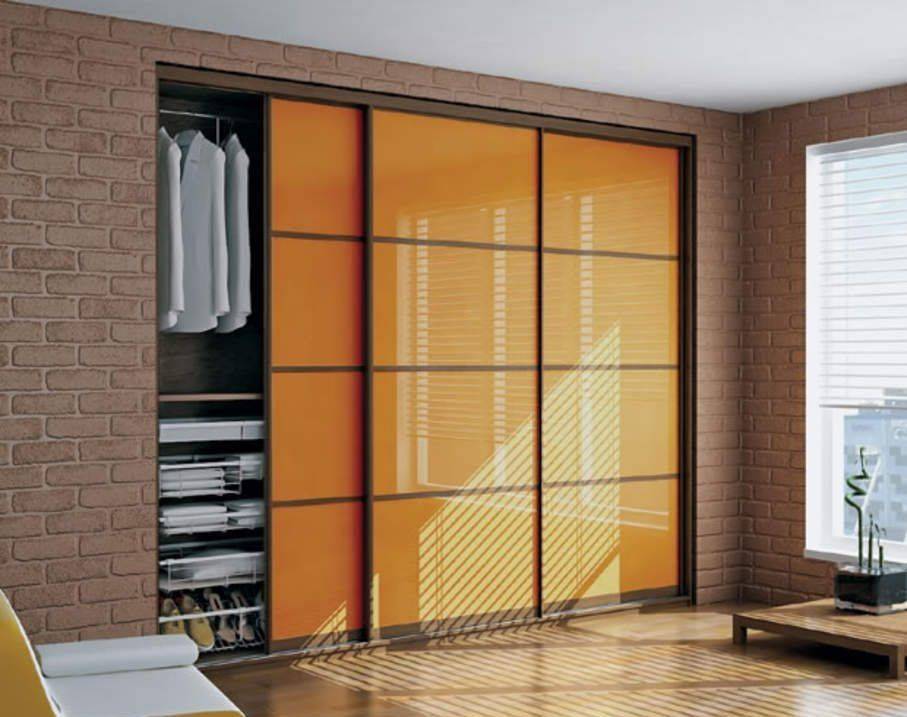 Шкаф Турмалин встроенный 3 двери со стеклом окрашено в оранжевый цвет с вешалкой полками с выдвижными корзинами и подставкой под обувь метал окрашено в белый