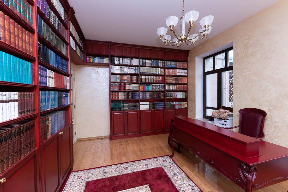 Кабинет библиотека в коттеджном поселке Monteville11